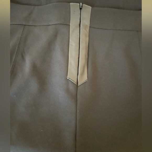 Bisou Bisou Black Skirt w/leather-like strips on the sides & the zipper, Size 14 - Picture 8 of 15